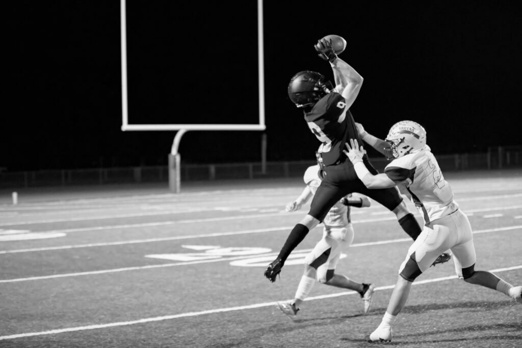 High school football players. Team Sportsites provides college recruiting tips for parents and student-athletes